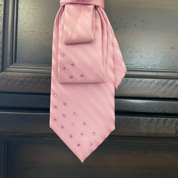 *NEW* Ladies Custom Design Neck-ties! Bedazzled with a bow. Colors vary. - Picture 2 of 9